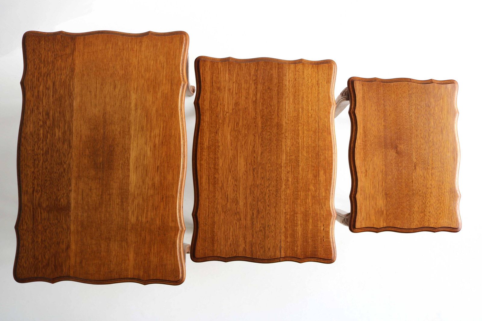 Vintage Franse Louis XV Stijl Eiken Houten Gesneden Set Van 3 Bijzettafels / Nesttafels / Plantenstandaards, Ca. Jaren 1960 photo vintage