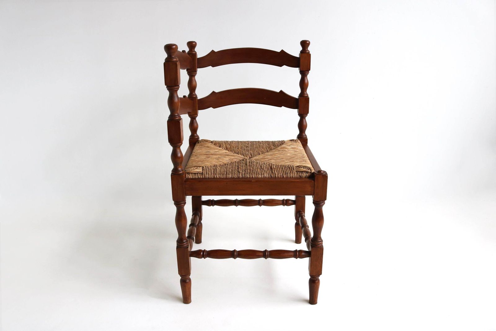 Vintage Rustieke Houten Hoekstoel Met Rieten Zitting – Franse Zijstoel, Boerezitting, Haardstoeltje, Landelijke Stijl.