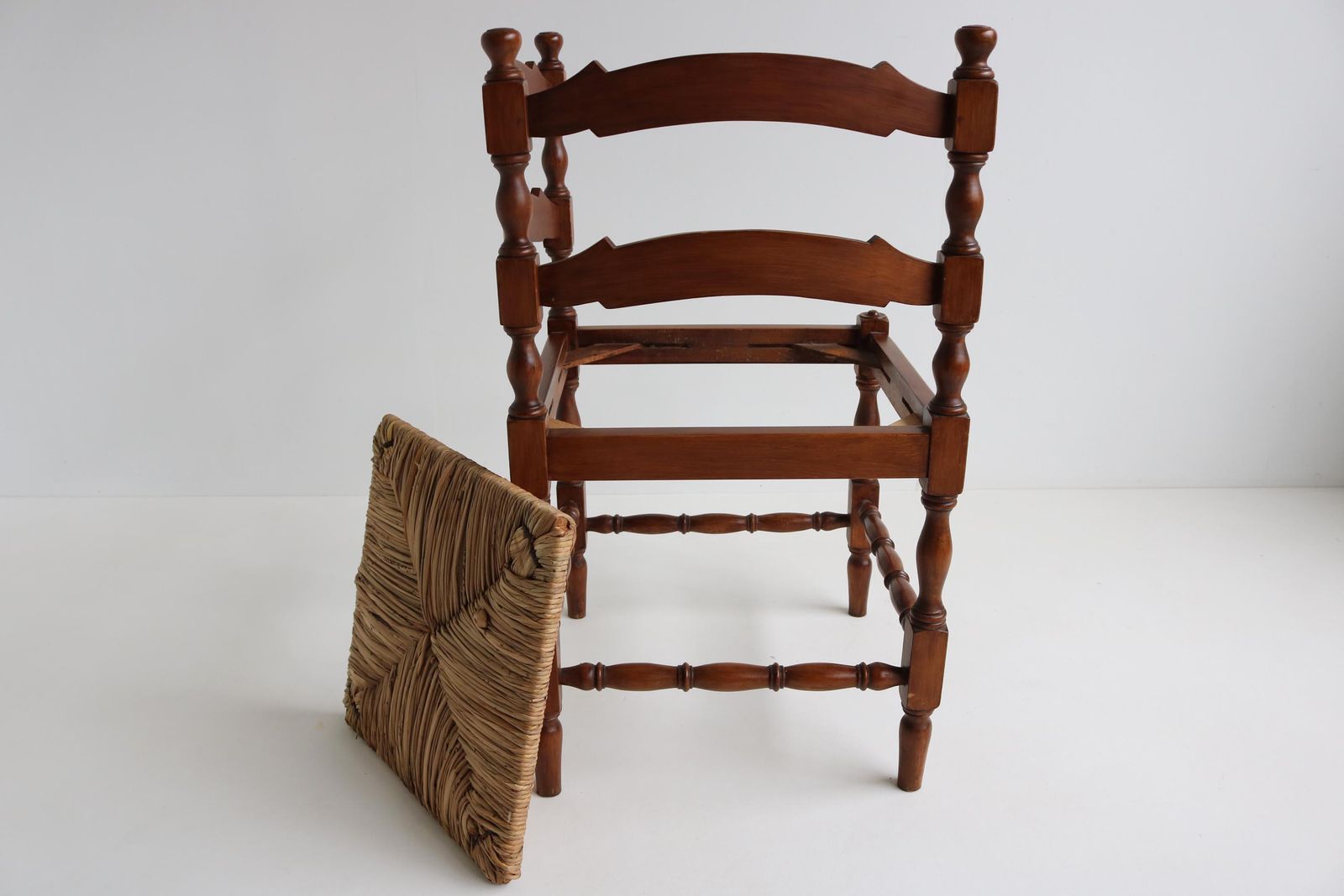 Vintage Rustieke Houten Hoekstoel Met Rieten Zitting – Franse Zijstoel, Boerezitting, Haardstoeltje, Landelijke Stijl. photo vintage