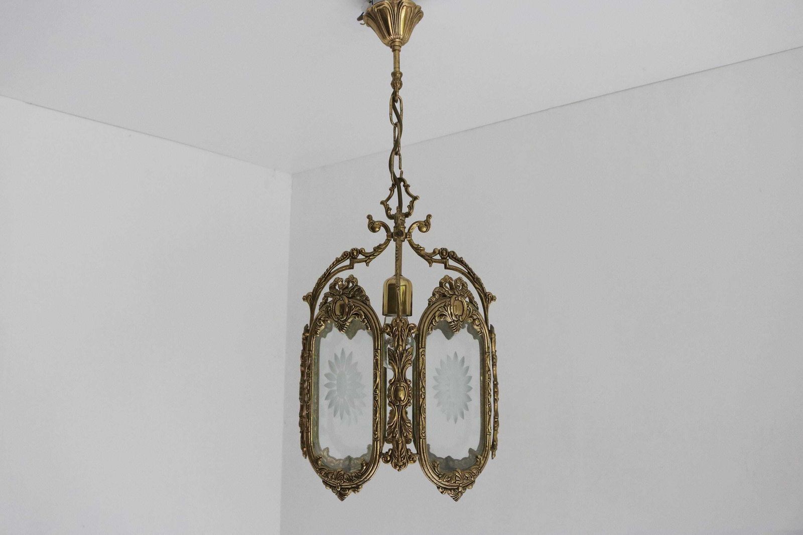 Antieke Stijl Franse Hanglantaarn Louis XVI Stijl – Gegoten Messing En Gegraveerd Glas – Bloemmotief – Hallantaarn – Ca. Jaren 1950 photo furniture