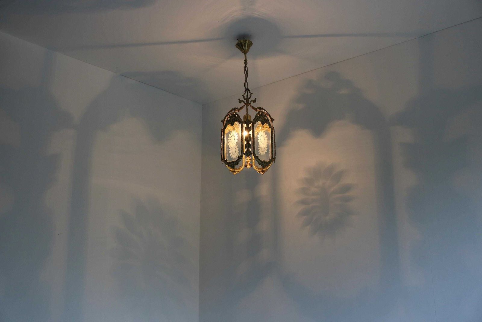 Antieke Stijl Franse Hanglantaarn Louis XVI Stijl – Gegoten Messing En Gegraveerd Glas – Bloemmotief – Hallantaarn – Ca. Jaren 1950 photo vintage
