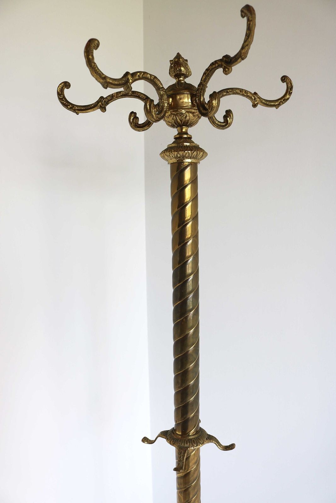Kapstok Met Marmeren Voet, Versierd Messing, Hollywood Regency Stijl, Gouden Afwerking, Vintage Gedraaide Zuil, 60 photo for sale