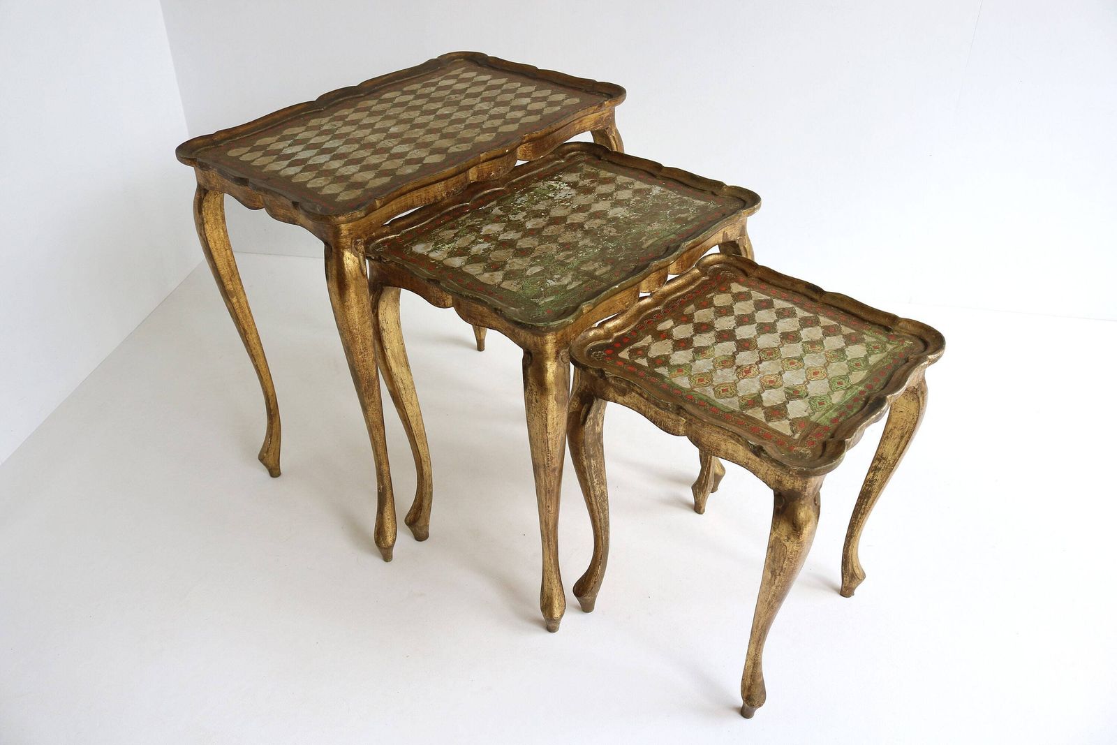 Set Van Drie Italiaanse Florentijnse Vergulde Houten Bijzettafels In Hollywood Regency Stijl, Stapelbaar – Jaren 1960 photo buy