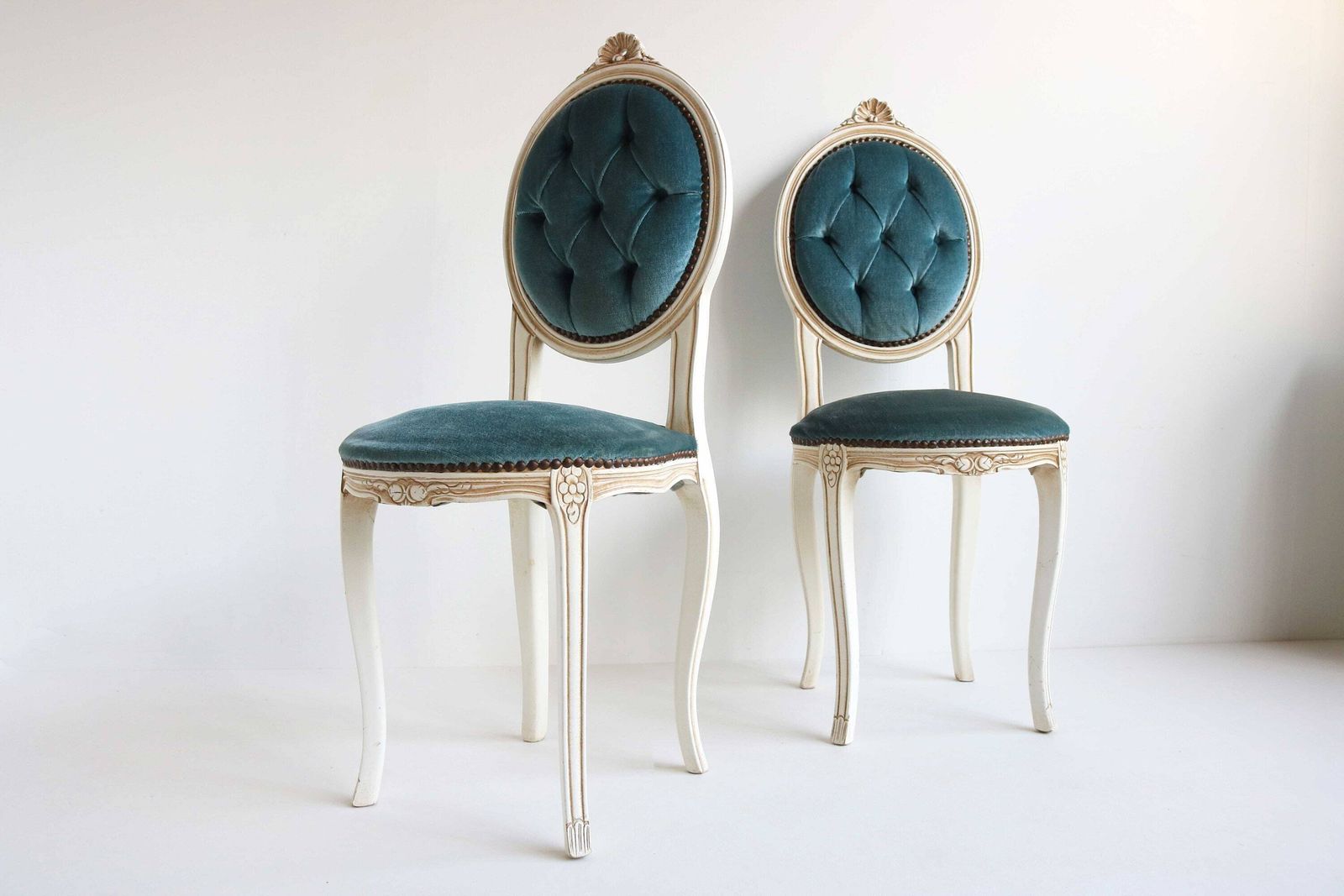 Romantisch Koppel Blauwe Fluwelen Kleine Stoelen – Italiaanse Eetkamerstoelen, Paar – Kaptafelstoelen, Slaapkamerstoelen, Louis XV Regency, Antieke Barokstijl