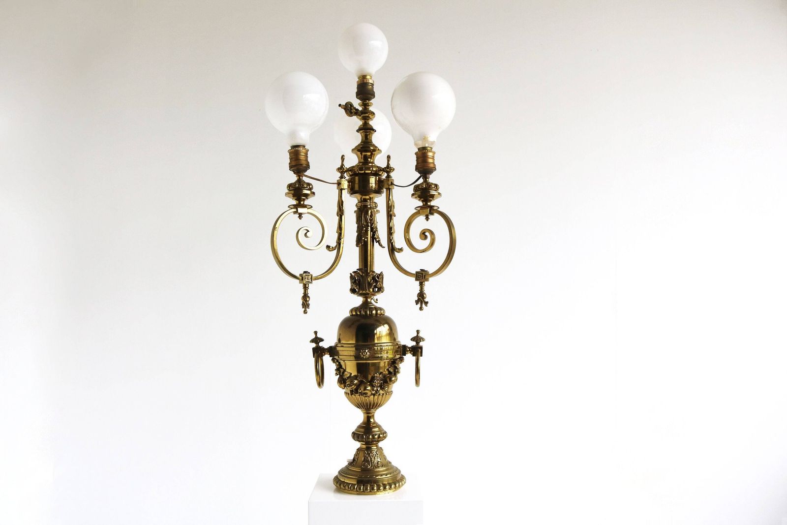 Indrukwekkende Ornamentele Laat Victoriaanse Messing Gaslamp, Omgebouwd Tot Tafellamp Met Vier Lichtpunten – Hollywood Regency – Ca. Jaren 1880