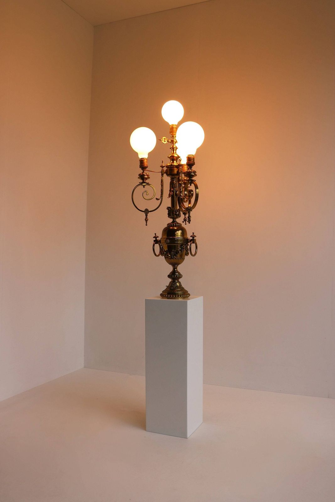 Indrukwekkende Ornamentele Laat Victoriaanse Messing Gaslamp, Omgebouwd Tot Tafellamp Met Vier Lichtpunten – Hollywood Regency – Ca. Jaren 1880 photo Verlichting