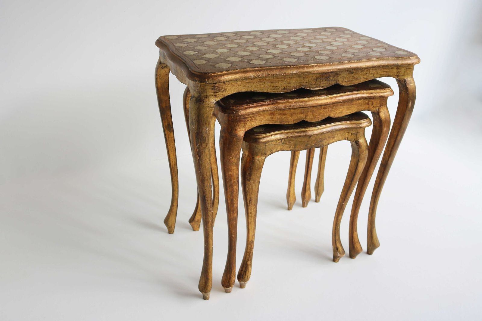 Set Van Drie Florentijnse Salontafels In Verguld Hout – Italiaanse Nesttafels – Neoklassieke Vergulde Bijzettafels – Goudkleurig, Handgeschilderd, Jaren 1960 photo for sale