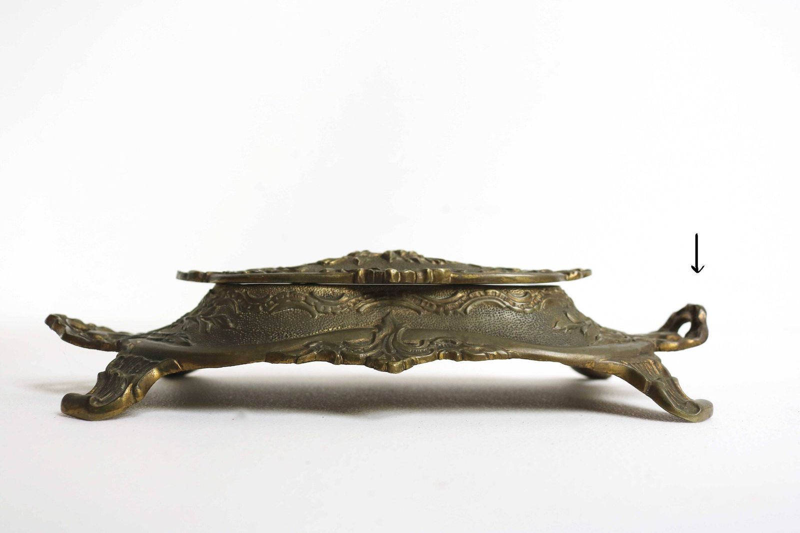 photo furniture Antiek Frans Bronzen Postzegeldoos Met Bloemmotieven – Bureauaccessoire Met Vier Vakken, Ca. 1900–1920