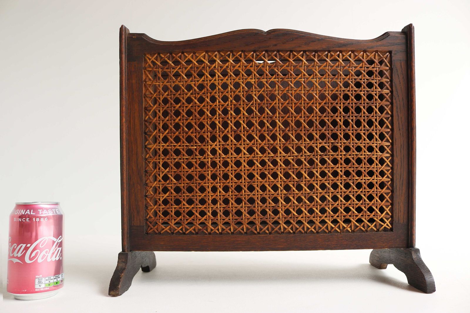 Houten Tijdschriftenrek Met Houtsnijwerk, Rattan En Krantenvak – Franse Mid Century Stijl, Ca. Jaren 1950 photo vintage