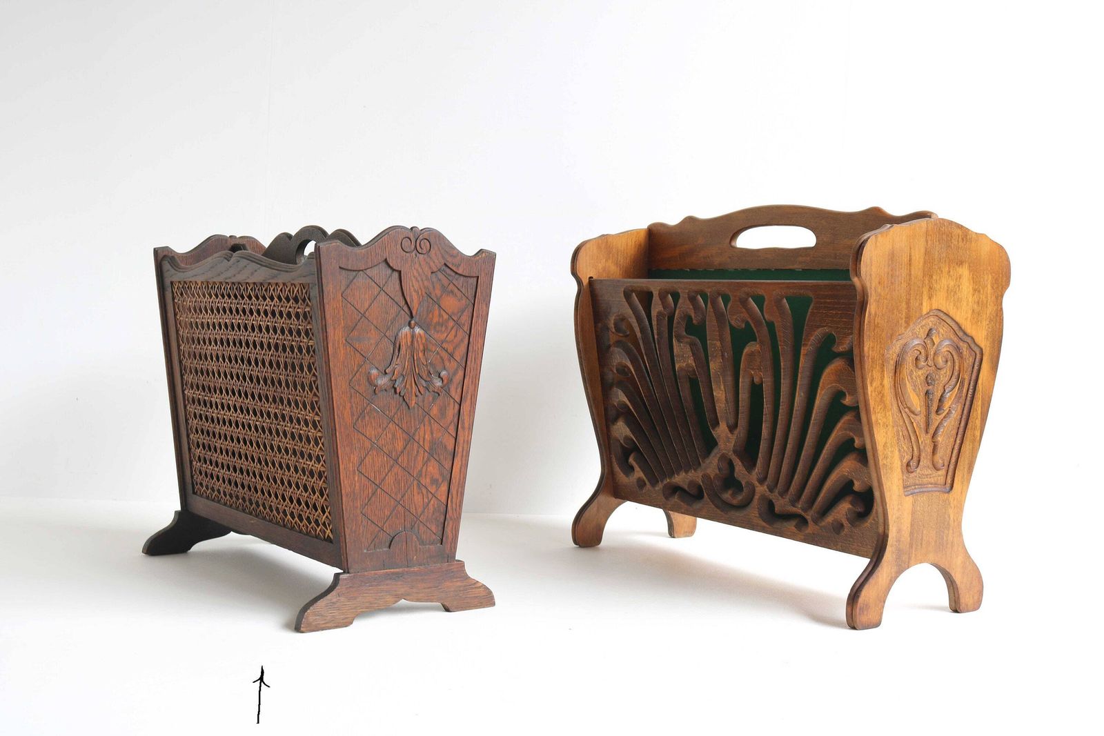 photo for sale Houten Tijdschriftenrek Met Houtsnijwerk, Rattan En Krantenvak – Franse Mid Century Stijl, Ca. Jaren 1950