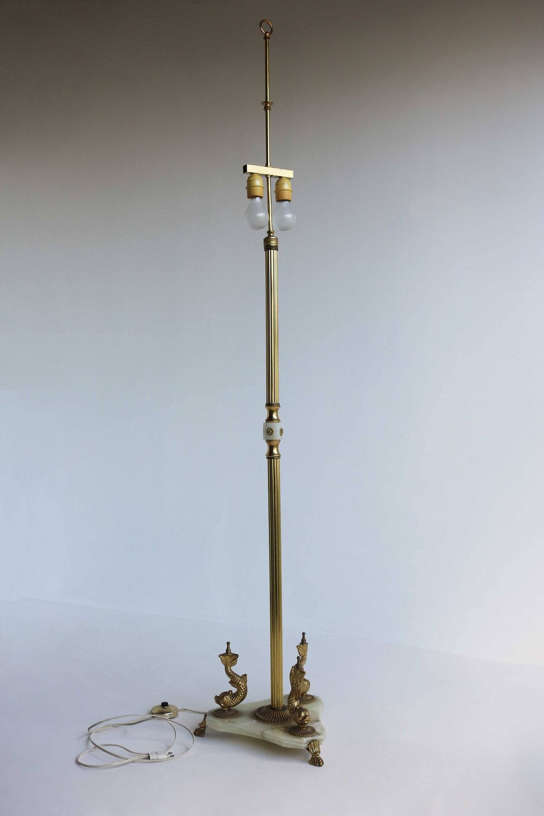 Mid Century Italiaanse Marmeren, Onyx En Gegoten Messing Regency Vloerlamp – Staande Lamp Met Vissensokkel En Klauwtjesvoeten, Ca. Jaren 1950 photo furniture