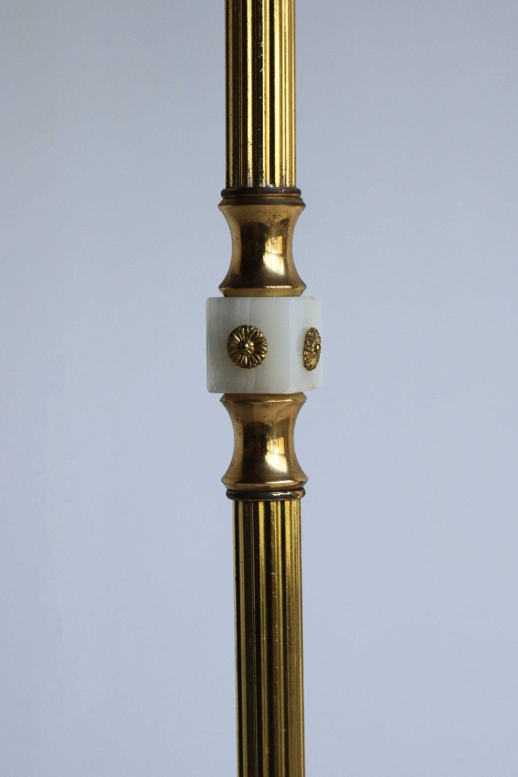 Mid Century Italiaanse Marmeren, Onyx En Gegoten Messing Regency Vloerlamp – Staande Lamp Met Vissensokkel En Klauwtjesvoeten, Ca. Jaren 1950 photo buy
