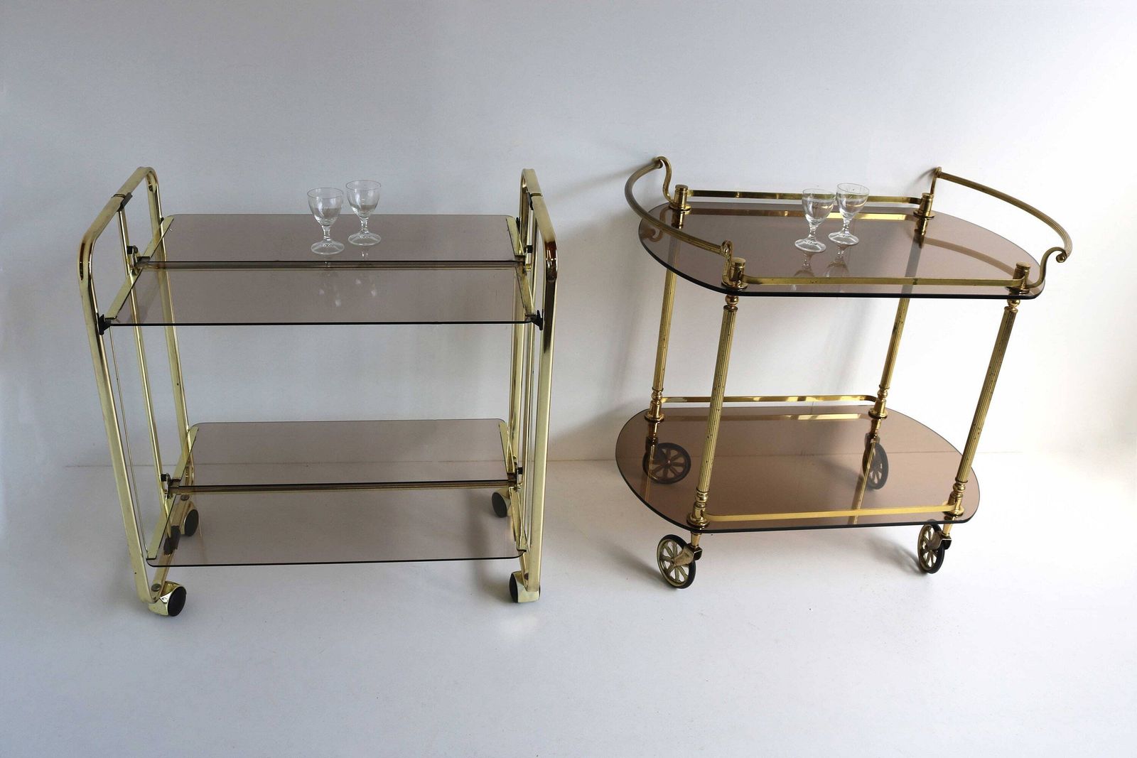 photo for sale Mid Century Gouden Opvouwbare Barcart Teacart Cocktailcart Messing Entertainment Cart Hollywood Serveerwagen Display Cart Rookglas 1970