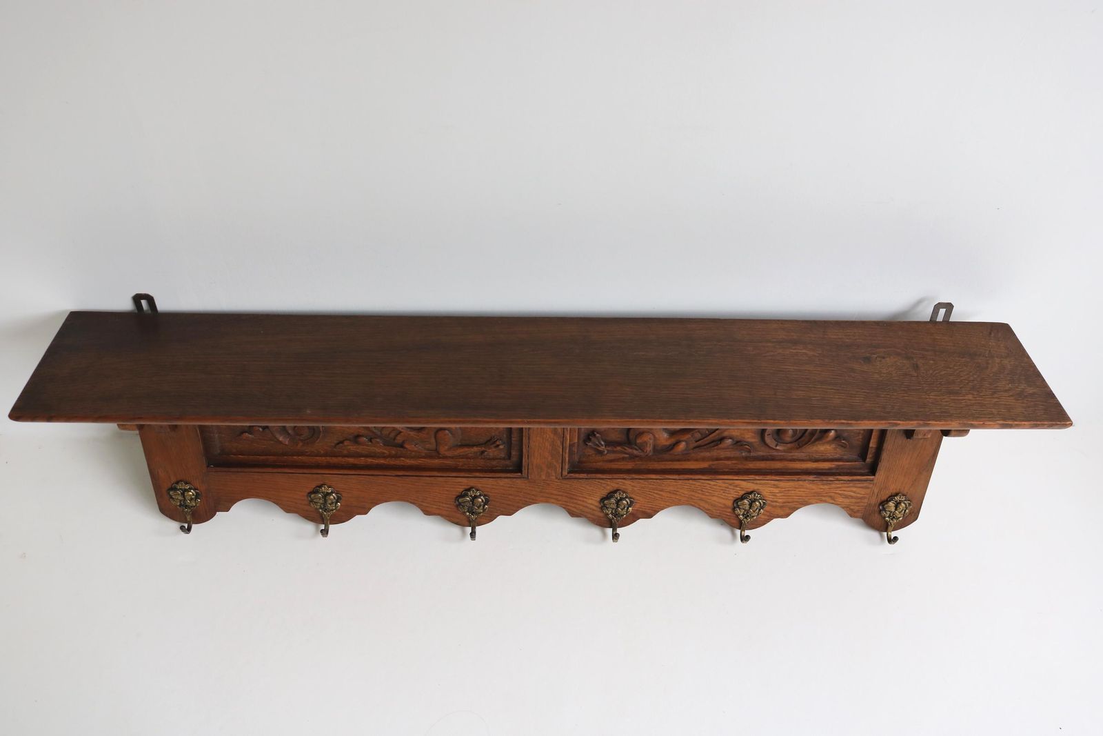 Nederlandse Eiken Wandrek Met Draakjes, Messing Haken, Vintage Handgesneden Houten Kapstok, Mid Century Keukenrek, Boekenplank, Jaren 1950 photo vinterior