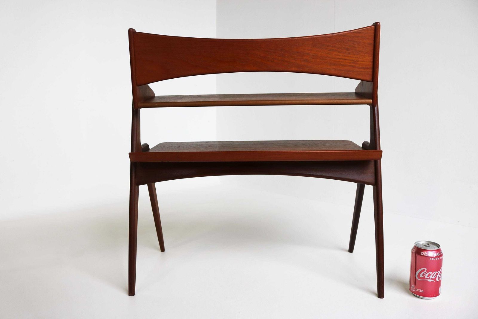 photo for sale Vintage Deens Teakhouten Tijdschriftenrek Toegeschreven Aan Hans J. Wegner Voor Ry Møbler, 1950–1959, Gemaakt In Denemarken, Scandinavisch Design.