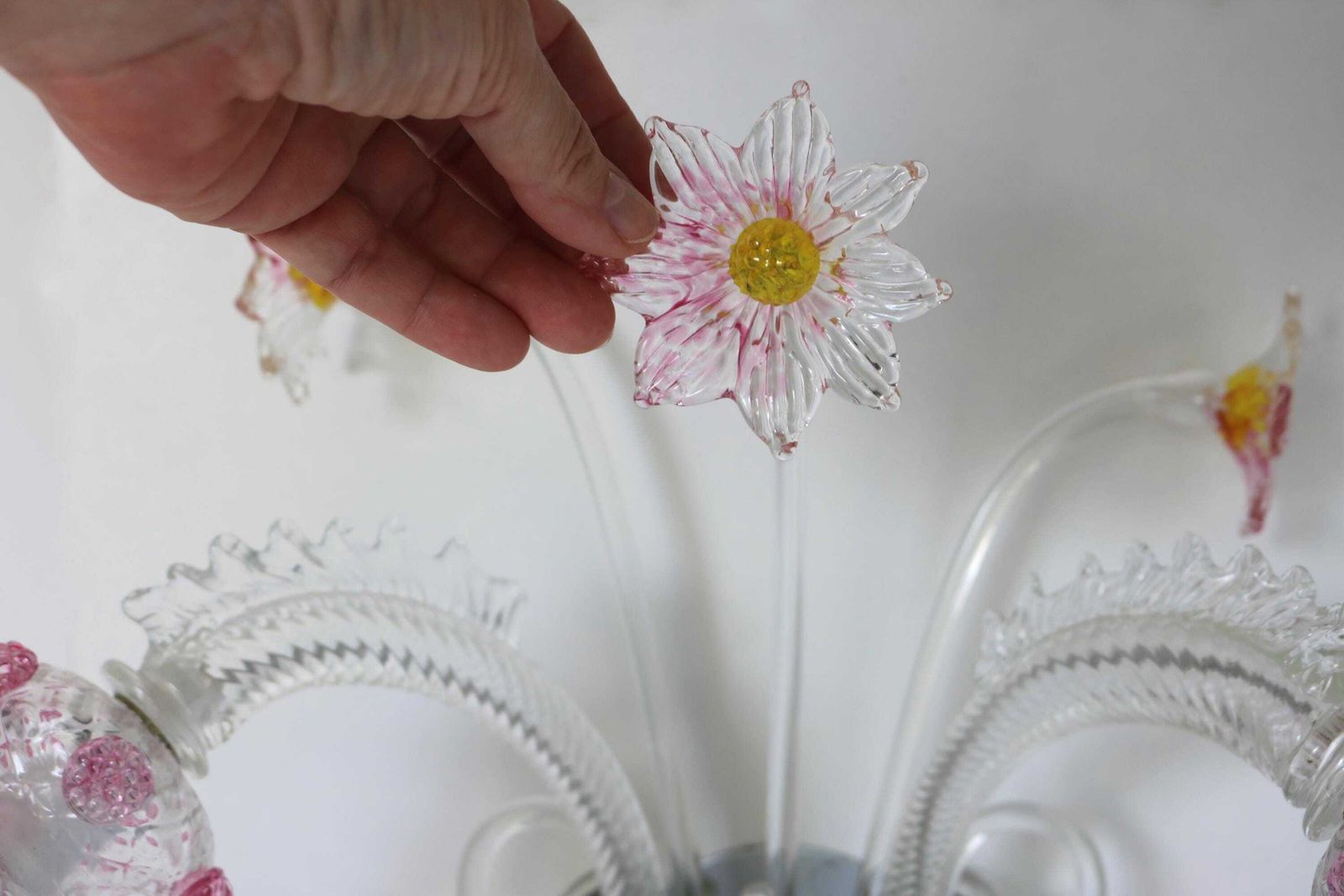 Enkele Murano Venetiaanse Wandlamp, Handgeblazen Wandlicht Met Roze, Gele En Heldere Glazen Bloemen, Handgemaakte Wandlamp, Italiaans, Jaren 1950 photo buy