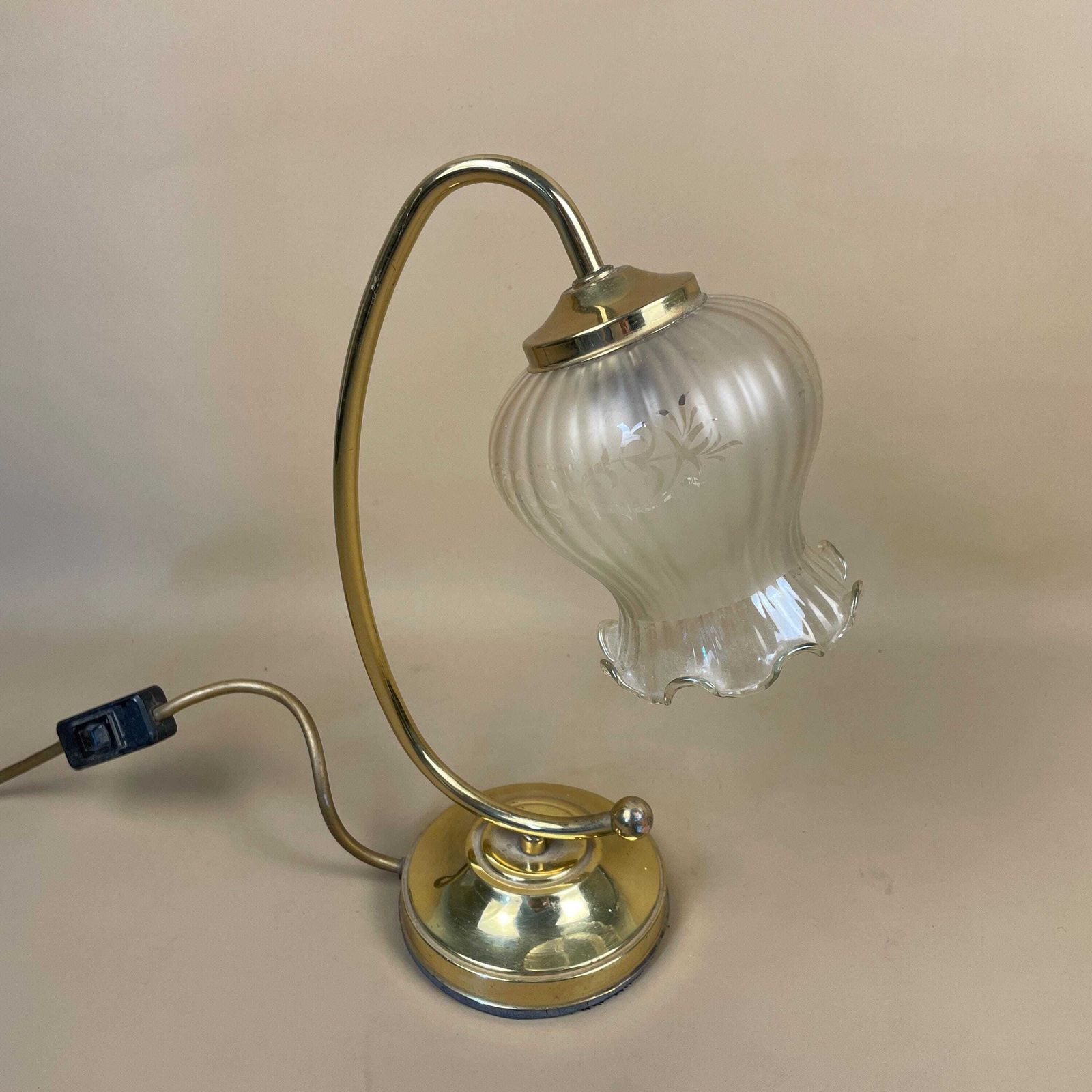 Vintage Metal Gold Brass Lamp Light Bedside Side Table Desk Clear Damask Glass Shade Ornate Round Base Vintage Lamps Pattern Curved