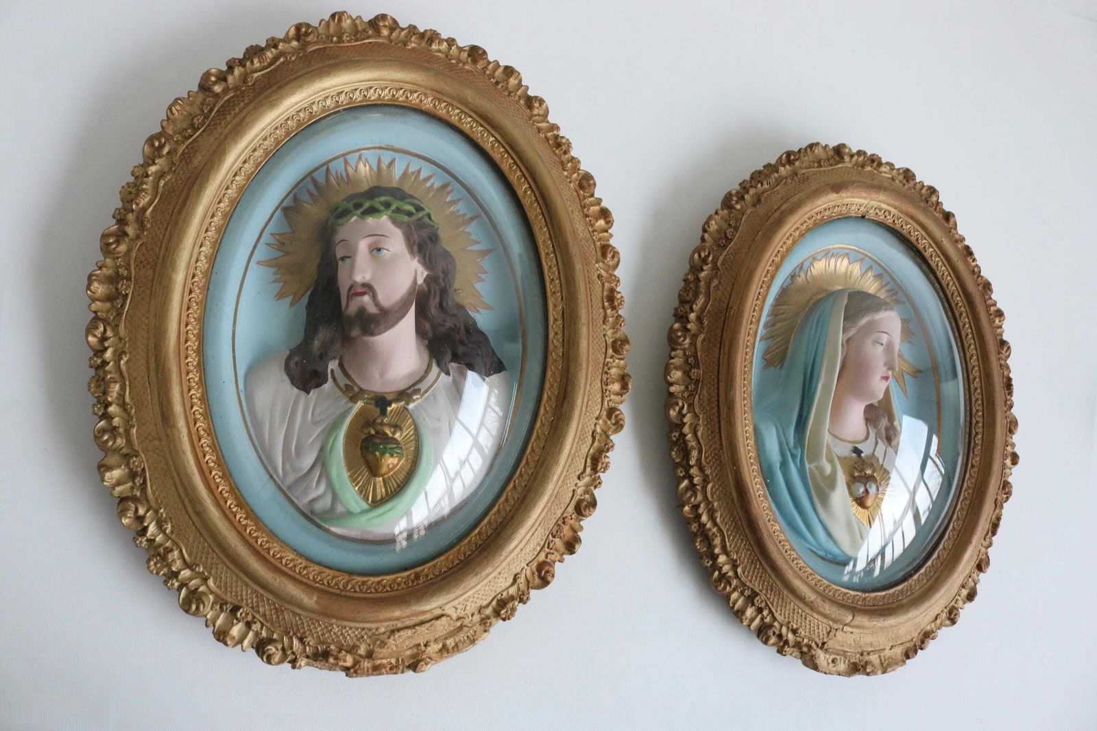 Couple Antique French Victorian Religious Jesus Christ And Virgin Mary Secret Heart Plaques Oval Plaster Wall Frames Convex Glass Domes 1900 photo vinterior