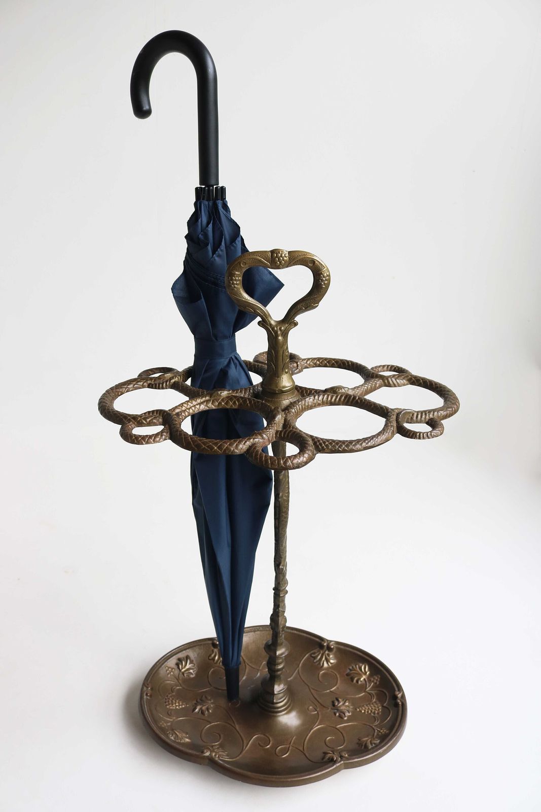 Italiaanse Messing Paraplubak In Art Nouveau Stijl, Antieke Wandelstokhouder Met Slangen, Druiven, Putto En Bloemenmotieven, Ca. 1930–1950 photo for sale
