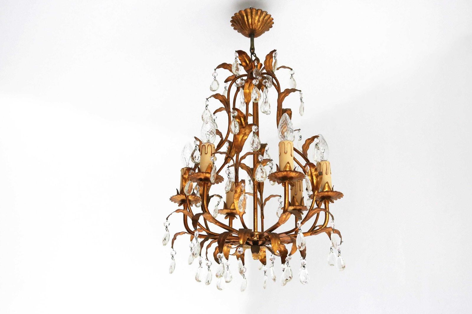 Italiaanse Geschilderde Vergulde Bladeren Kroonluchter Met Hangende Kristallen – Florentijnse Tole Hanglamp – Verguld Metaal – Hollywood Regency – Ca. Jaren 1950