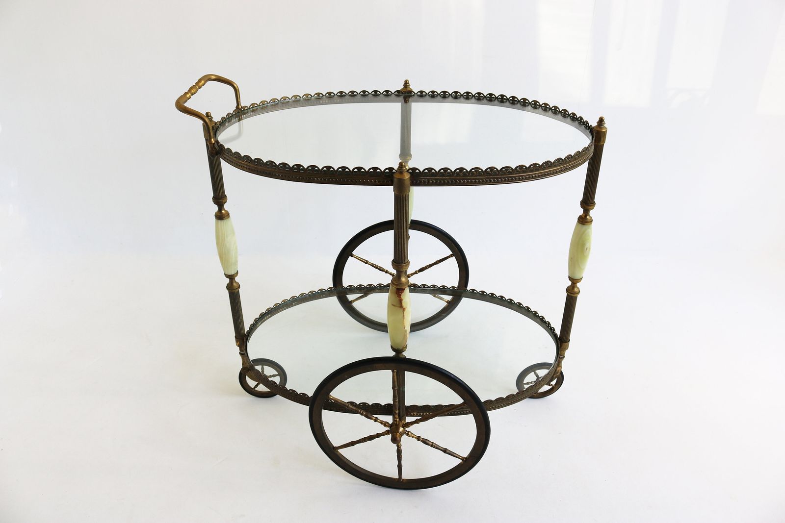 Ovale Barcart Trolley Cocktailwagen Entertainmentwagen Beverages Theewagen Hollywood Regency Messing Glas Serveerkar Marmer Toegeschreven Aan Maison Jansen photo for sale