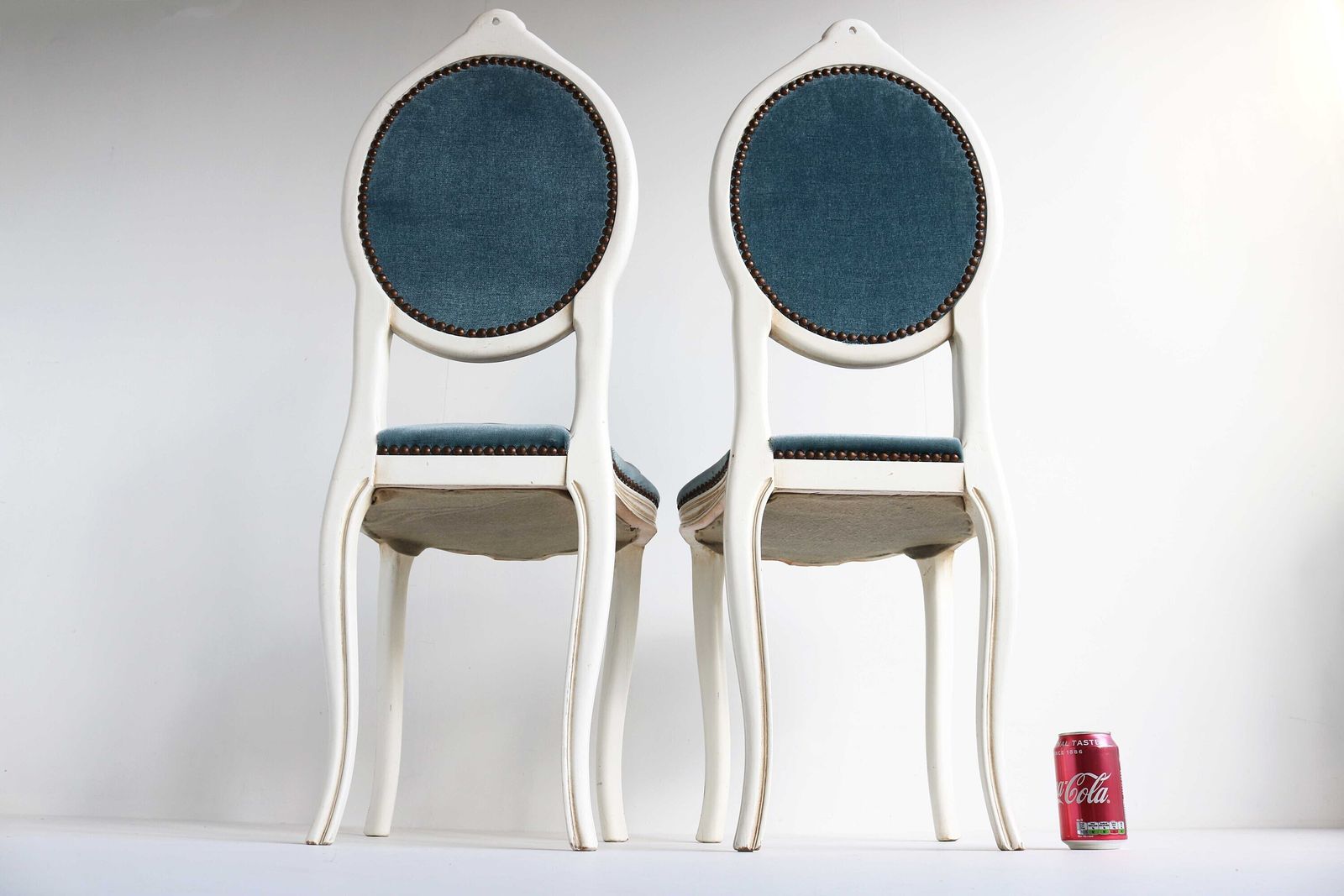 photo furniture Italiaanse Stoelen Ca. Jaren 1960 – Blauw Fluweel – Kleine Sierstoelen – Twee Handgesneden Stoelen – Regency Barok Stijl – Louis XV