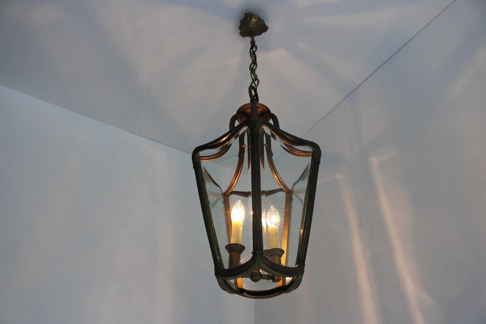 Antieke Edwardiaanse Bronzen Hanglantaarn Met Geslepen Glas | Jugendstil | Vijfhoekig | Plafondlamp | Ca. 1910 photo for sale