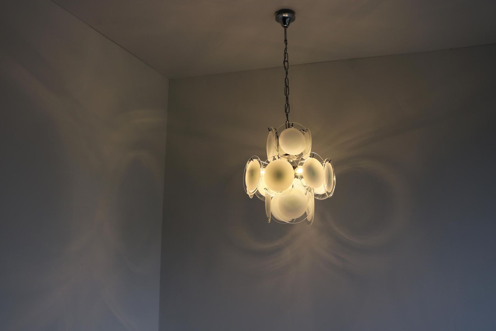 Vintage Murano Glazen Schijfkroonluchter Van Gino Vistosi | Ca. Jaren 1970 Italiaanse Mid Century Modern Hanglamp | 16 Witte Transparante Schijven photo Verlichting