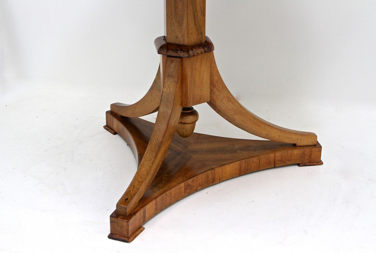 photo vinterior 19th Century Biedermeier Walnut Center/ Dining Table, Polished   At Ca. 1830