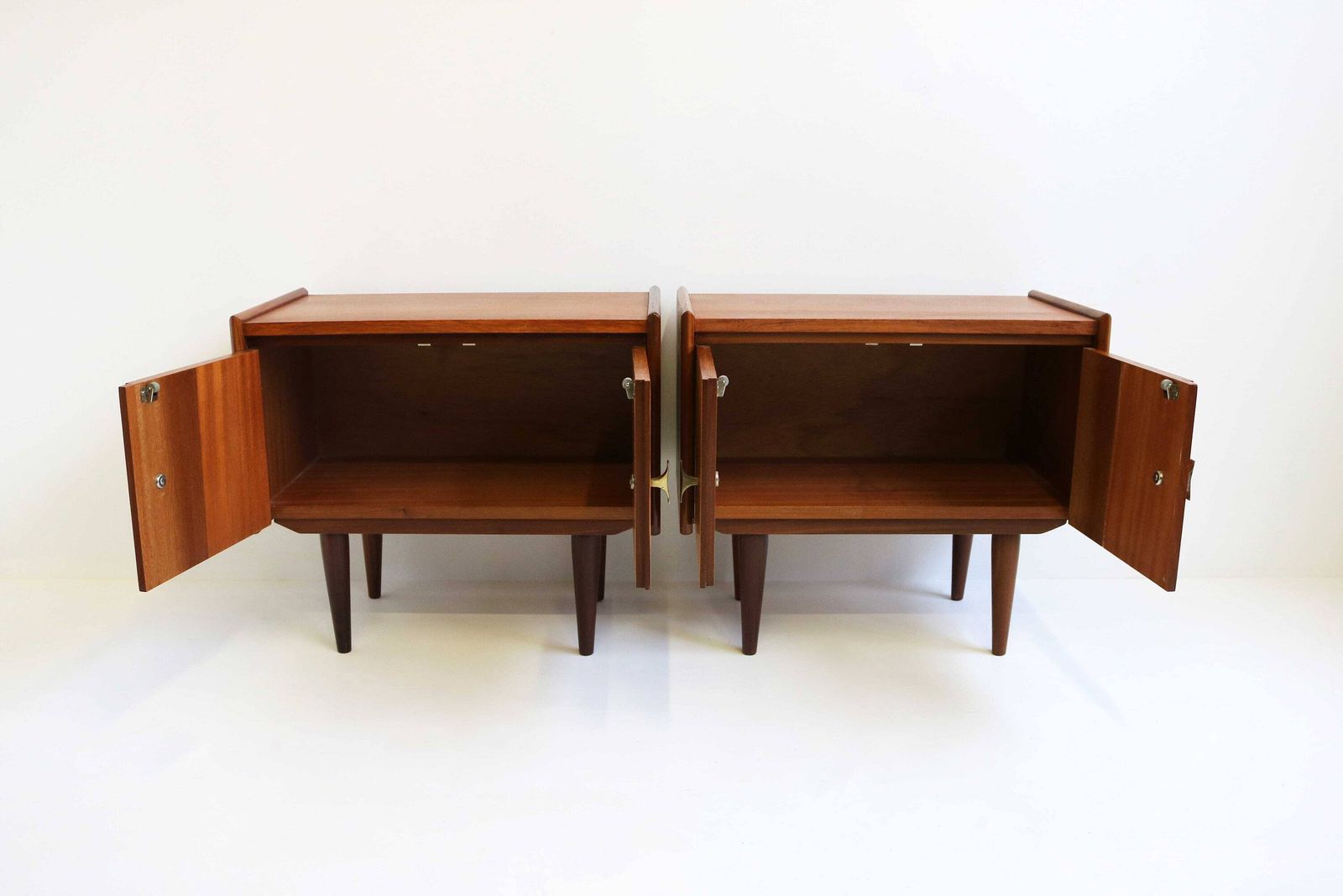 Paar Mid Century Modern Teakhouten Nachtkastjes Met Twee Houtskleuren En Messing Details – Scandinavisch/Deens Design, Ca. Jaren 1960 – Bijzettafel photo 1011.0