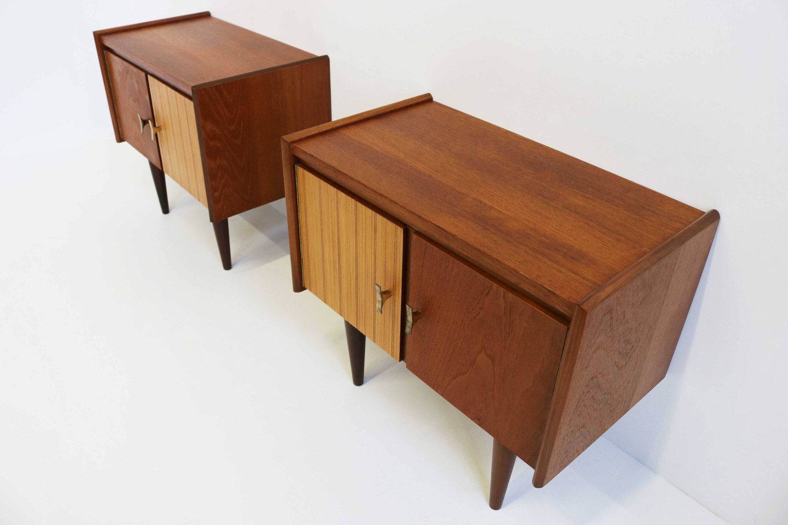 Paar Mid Century Modern Teakhouten Nachtkastjes Met Twee Houtskleuren En Messing Details – Scandinavisch/Deens Design, Ca. Jaren 1960 – Bijzettafel photo vinterior