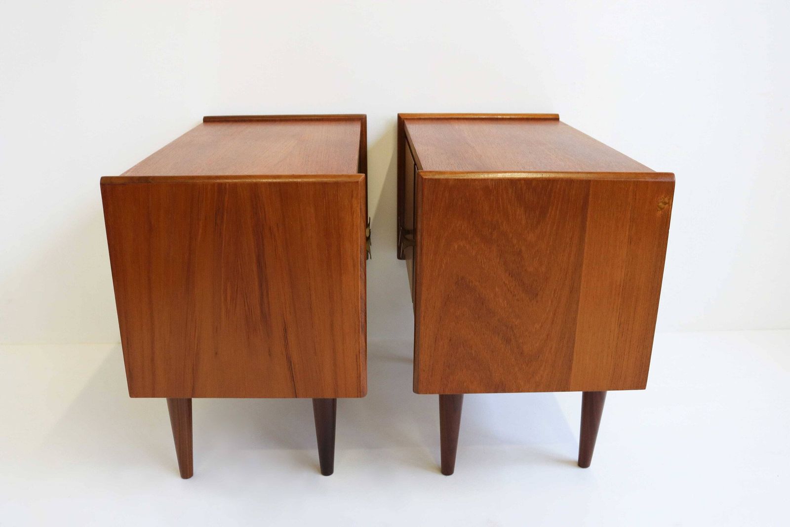 Paar Mid Century Modern Teakhouten Nachtkastjes Met Twee Houtskleuren En Messing Details – Scandinavisch/Deens Design, Ca. Jaren 1960 – Bijzettafel photo buy