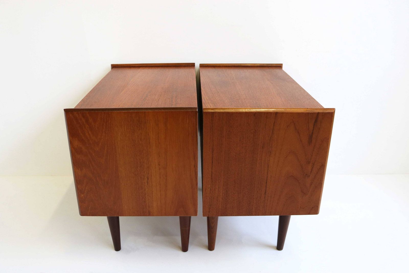 Paar Mid Century Modern Teakhouten Nachtkastjes Met Twee Houtskleuren En Messing Details – Scandinavisch/Deens Design, Ca. Jaren 1960 – Bijzettafel photo vintage