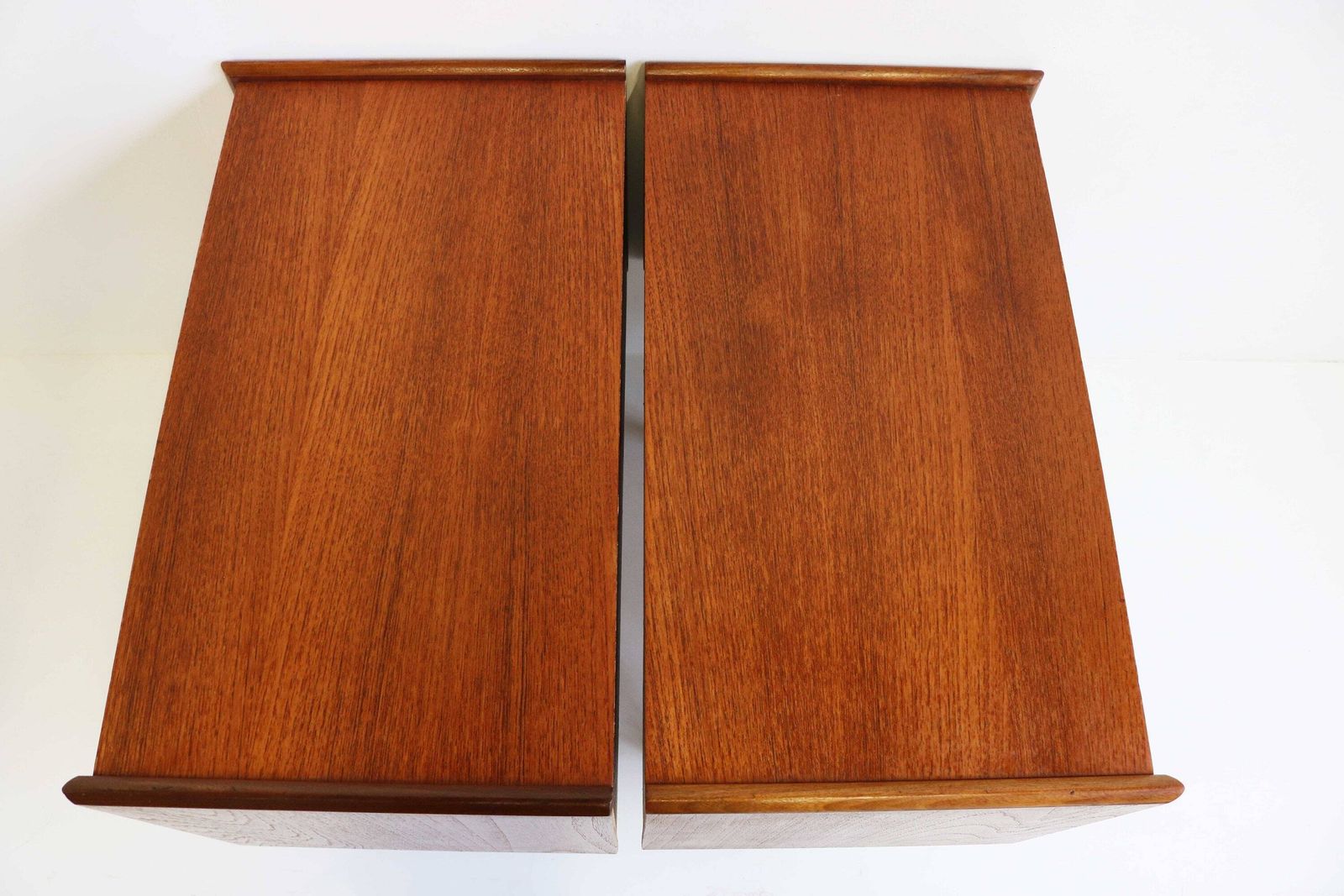 photo furniture Paar Mid Century Modern Teakhouten Nachtkastjes Met Twee Houtskleuren En Messing Details – Scandinavisch/Deens Design, Ca. Jaren 1960 – Bijzettafel