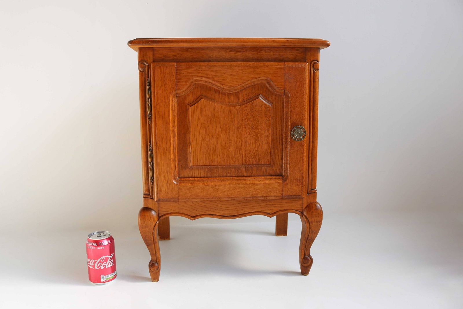 photo furniture Mid Century Oak Wood French Louis XV Style Door Bent Legs Antique Style Nightstand Bedside Table End Table Country Side Table 1960