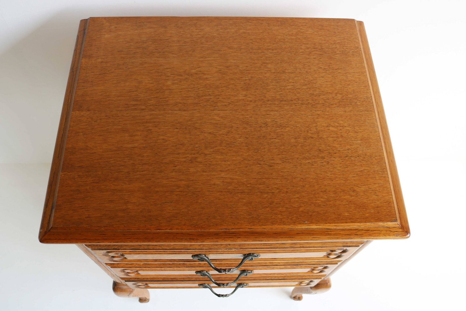 Mid Century Eiken Gesneden Frans Louis XV Stijl Louis Quinze Nachtkastje Ladekast Met Drie Lades Romantische Antieke Stijl 1960 photo vinterior