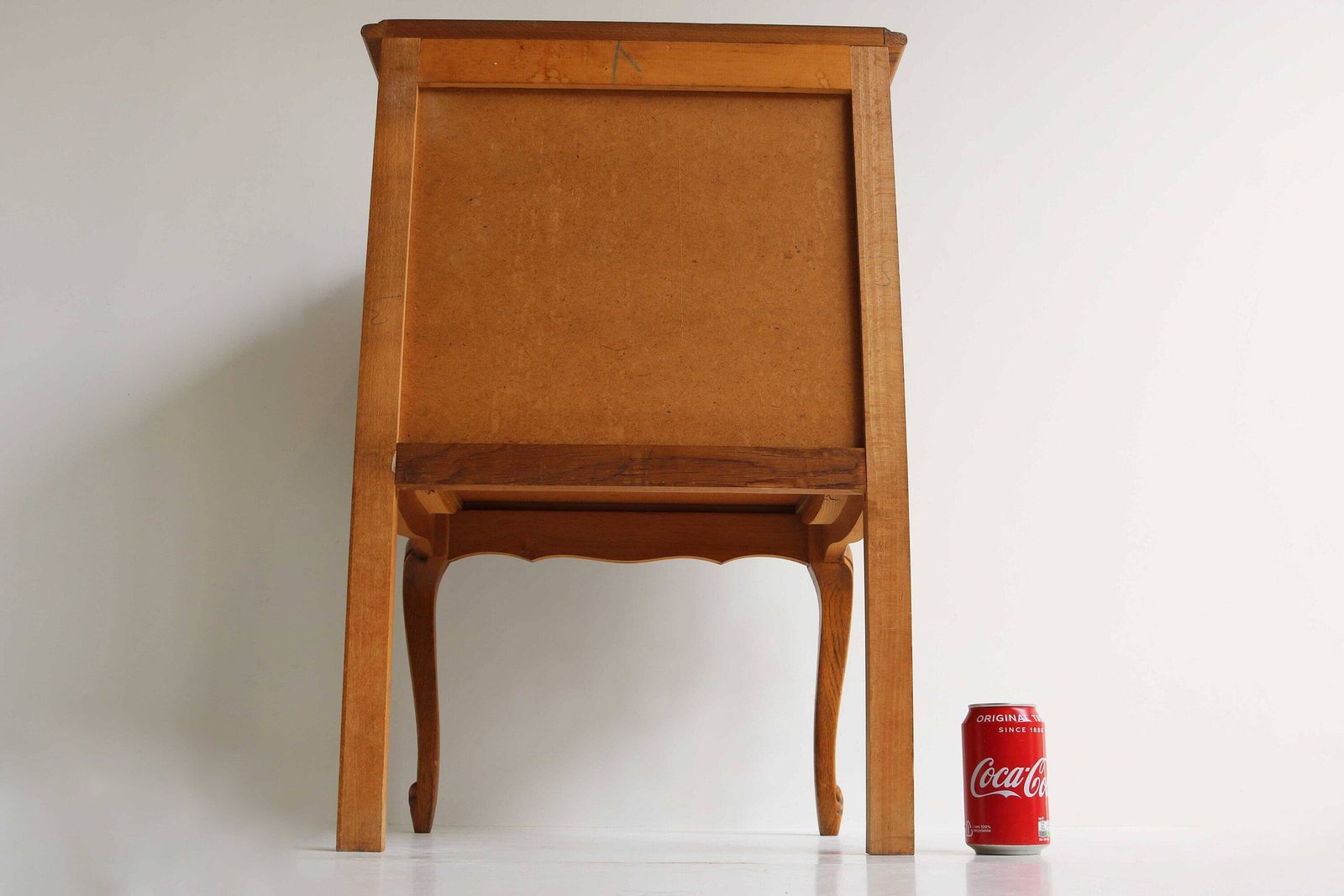photo furniture Mid Century Eiken Gesneden Frans Louis XV Stijl Louis Quinze Nachtkastje Ladekast Met Drie Lades Romantische Antieke Stijl 1960