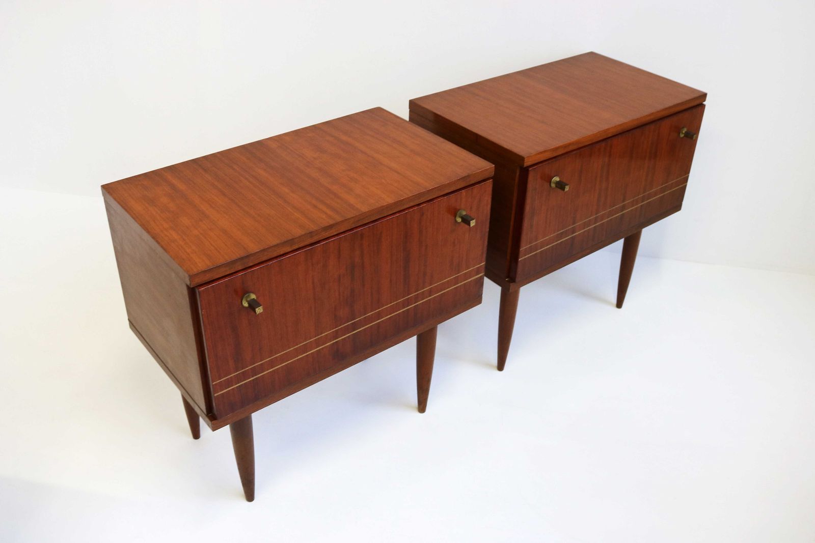 Glanzend Paar Mid Century Modern Scandinavische Nachtkastjes Met Klep – Jaren 1960 photo for sale