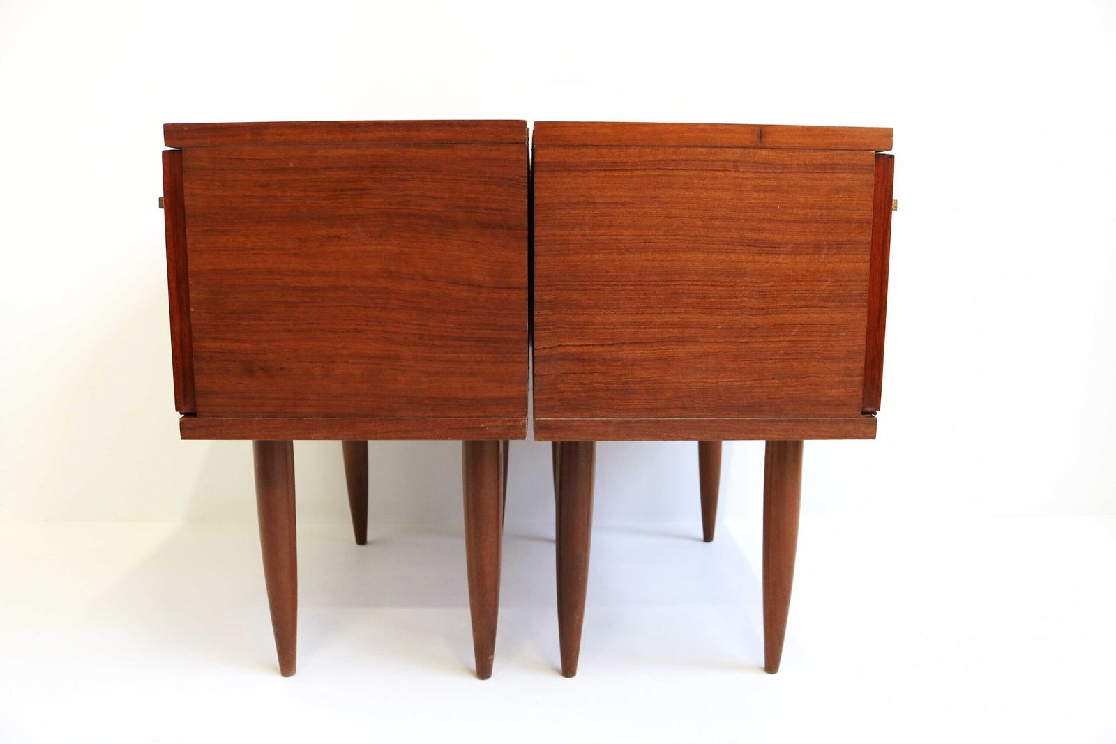 Glanzend Paar Mid Century Modern Scandinavische Nachtkastjes Met Klep – Jaren 1960 photo buy