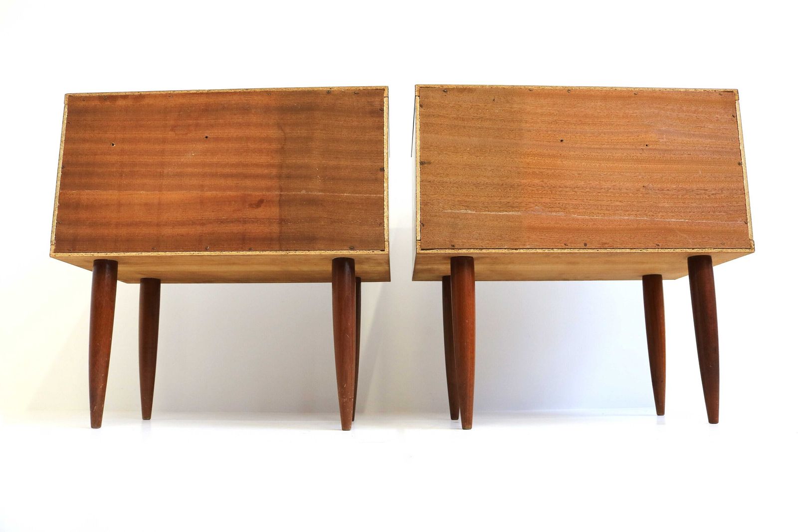 photo for sale Glanzend Paar Mid Century Modern Scandinavische Nachtkastjes Met Klep – Jaren 1960