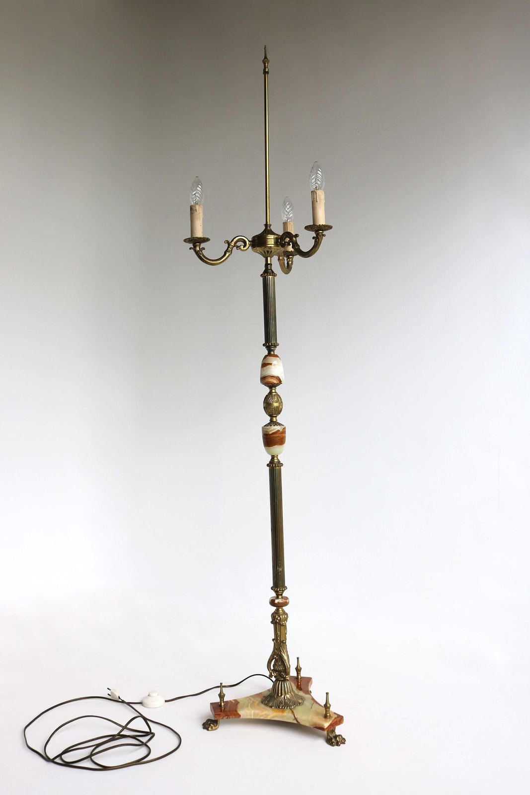 Mid Century Italiaanse Marmeren, Onyx En Messing Hollywood Regency Vloerlamp Met Leeuwenpootjes – Ca. Jaren 1950 photo furniture
