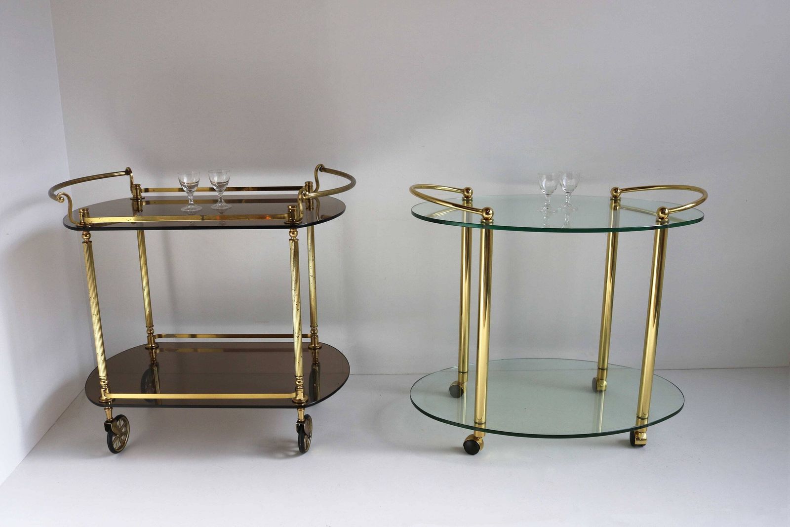 photo for sale Mid Century Modern Ovale Barcart | Hollywood Regency | Messing En Glas | Ca. 1970