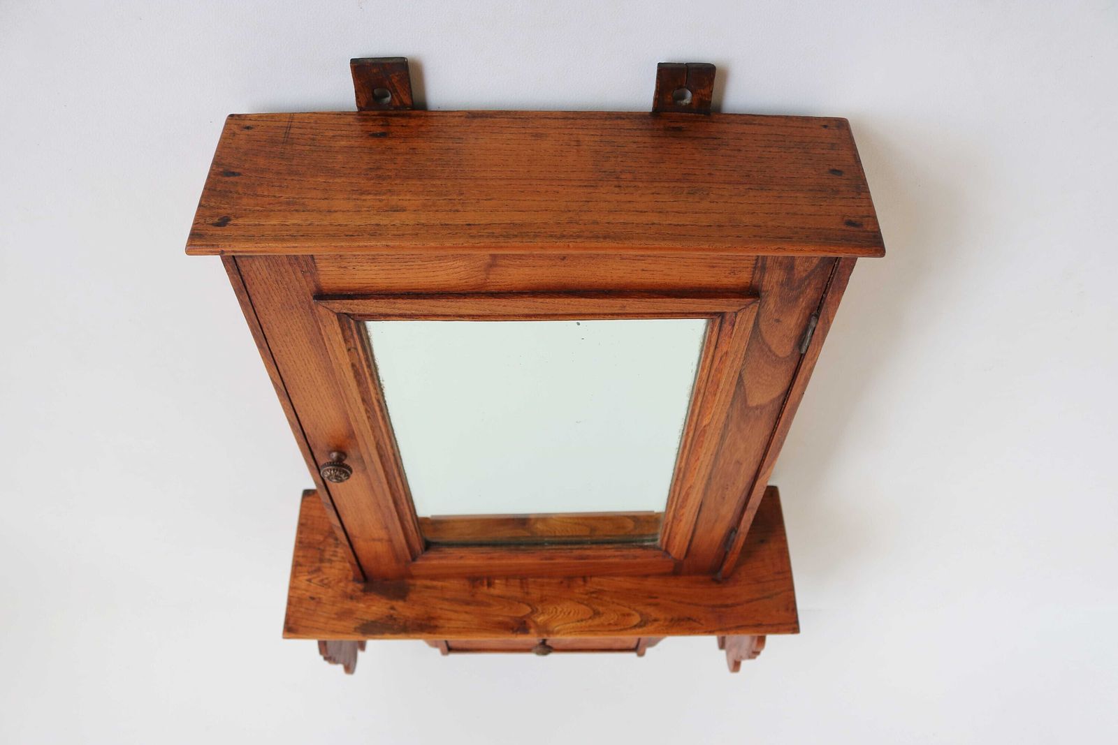 photo furniture Antiek Art Nouveau Houten Medicijn /Badkamer /Keukenkaststje – Geslepen Spiegel – Klein Wandkastje – Apothekersladekaststje – 1900–1910