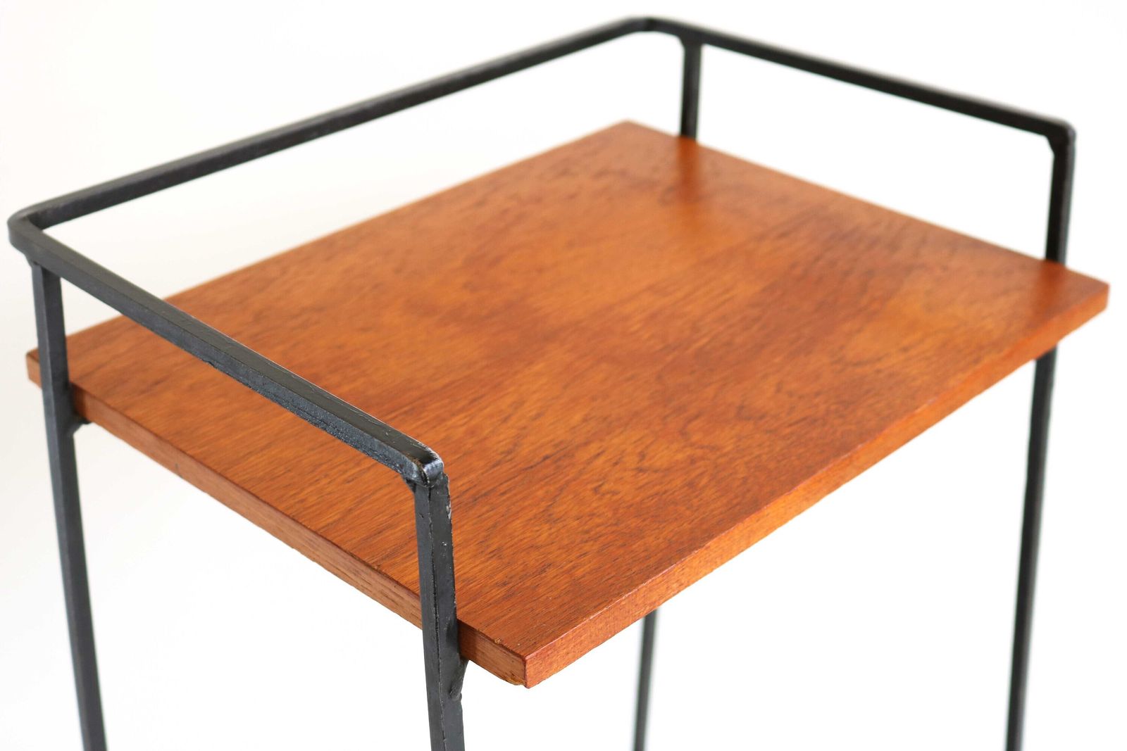 Hoge Mid Century Modern Minimalistische Teakhouten Tijdschriftenrek/Tafel Met Zwart Ijzeren Frame – Bijzettafel – Design Ca. Jaren 1960 photo furniture