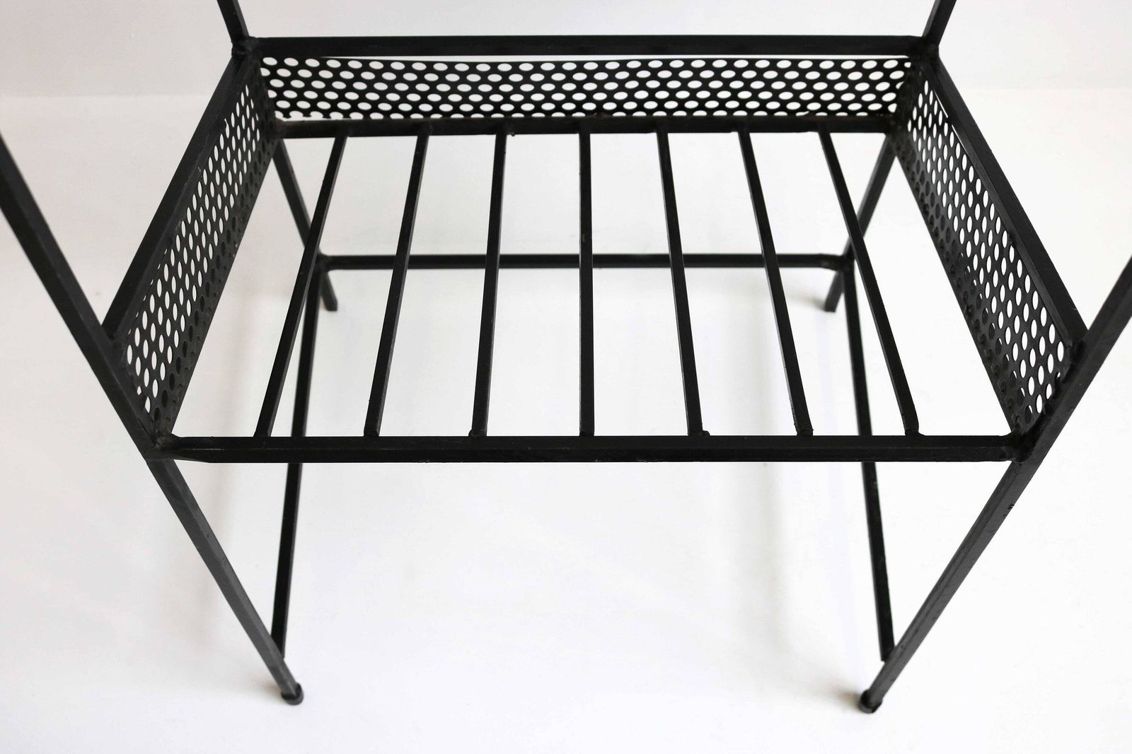 Hoge Mid Century Modern Minimalistische Teakhouten Tijdschriftenrek/Tafel Met Zwart Ijzeren Frame – Bijzettafel – Design Ca. Jaren 1960 photo Woonaccessoires