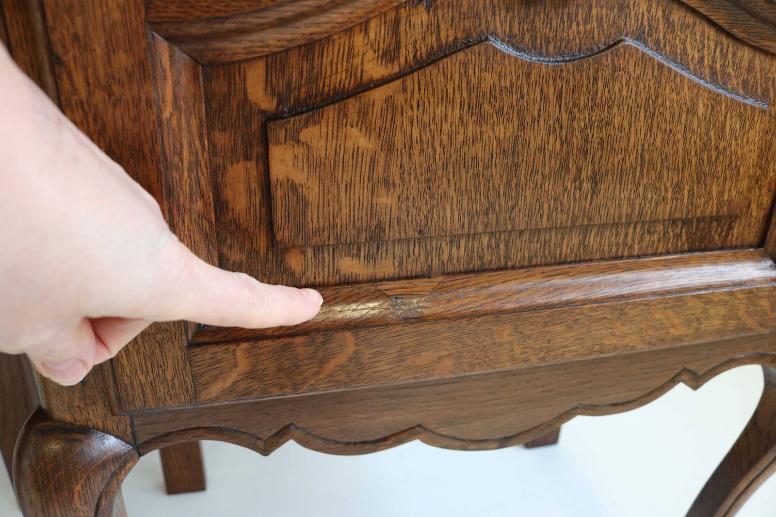 photo furniture Stel Louis XV Stijl Nachtkastjes | Set Van 2 | Franse Provincial | Eiken Bijzettafels | Handgesneden Houten Kastjes | Mid Century Jaren 1960