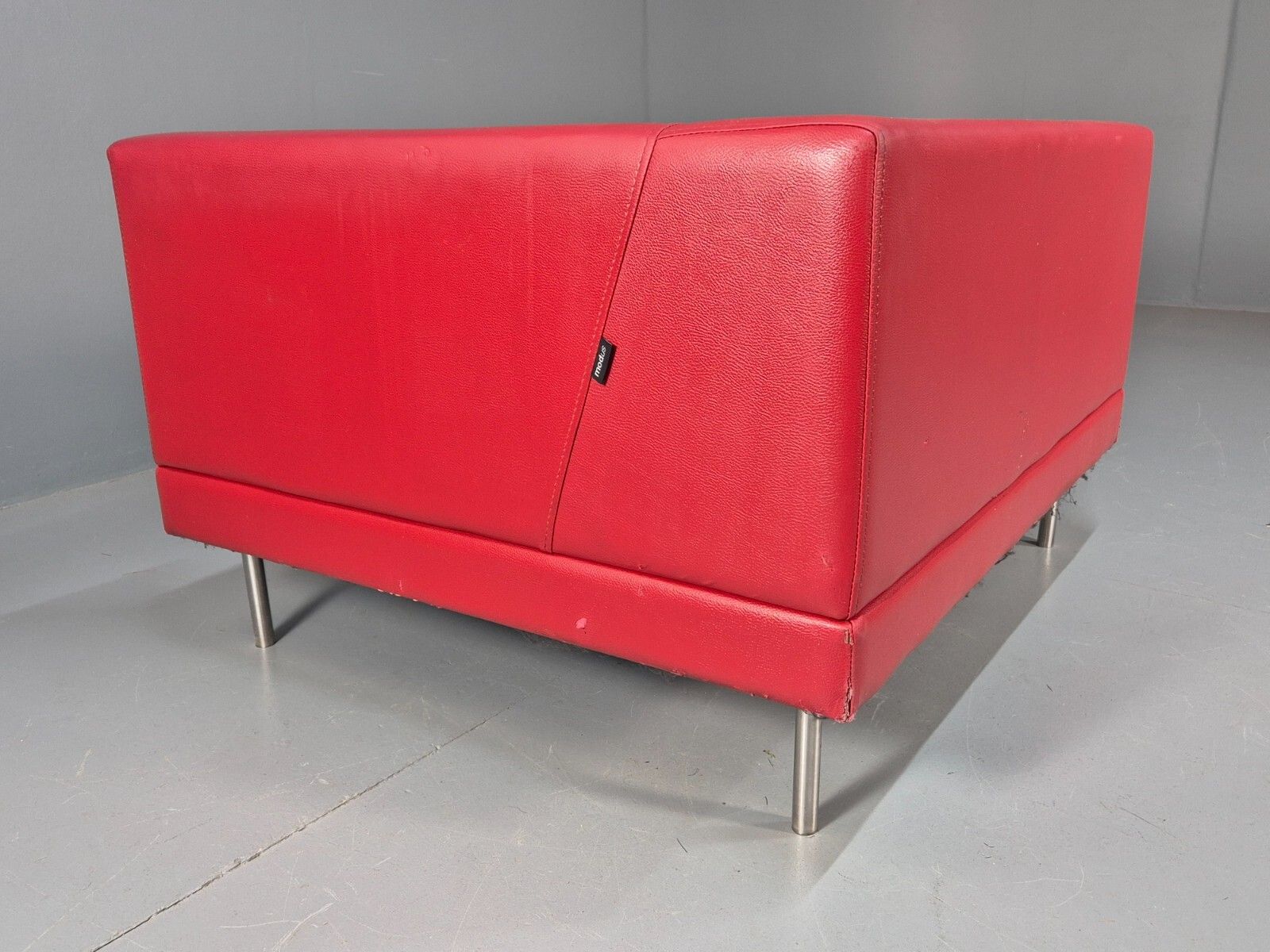 photo vintage Vintage Red Vinyl Modern Design Lounge Chair Modus Brand Retro Style Eb9409 Mnor