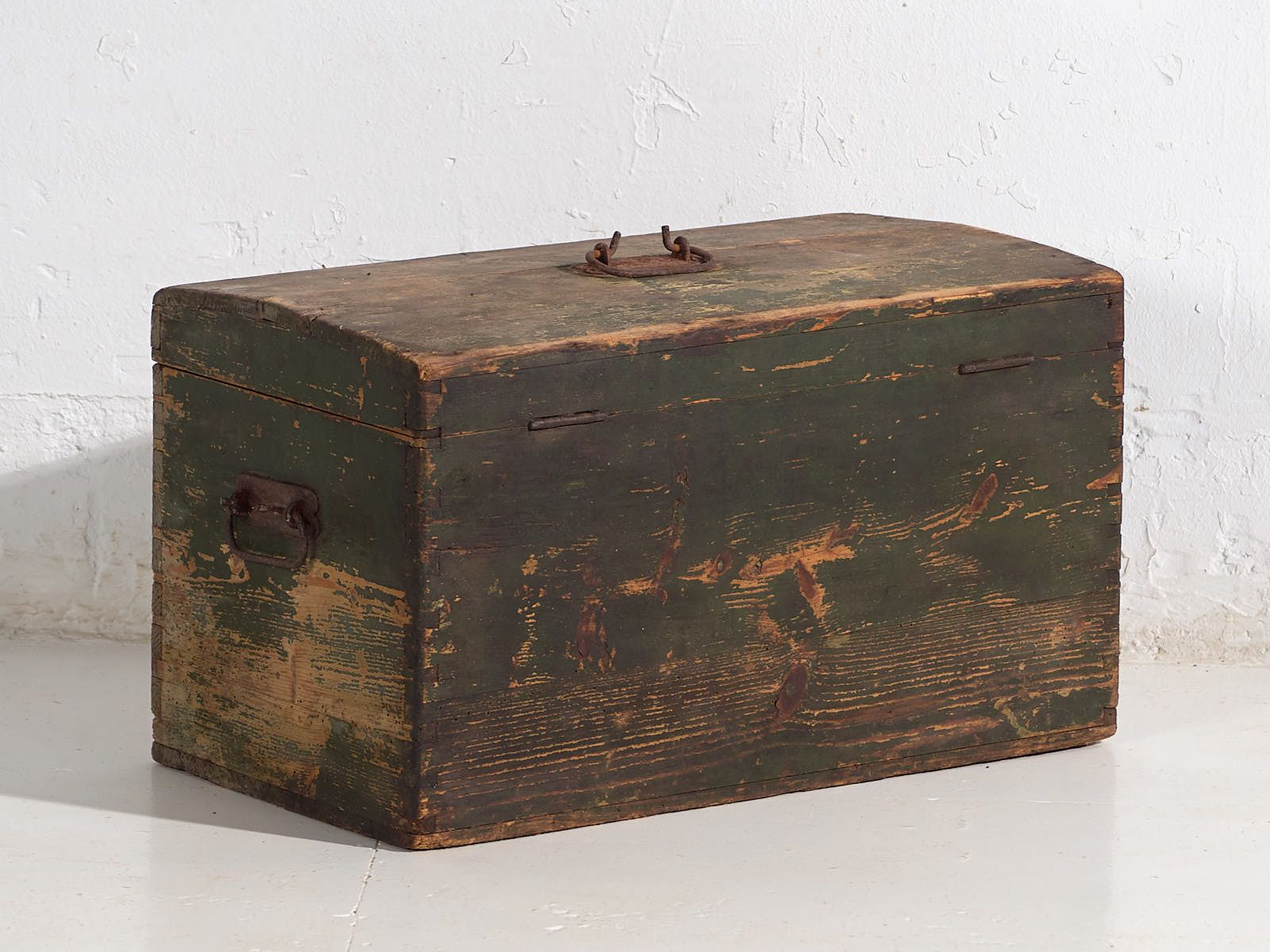 photo vinterior Small Antique Chest In Shades Of Green (C.1920) #78