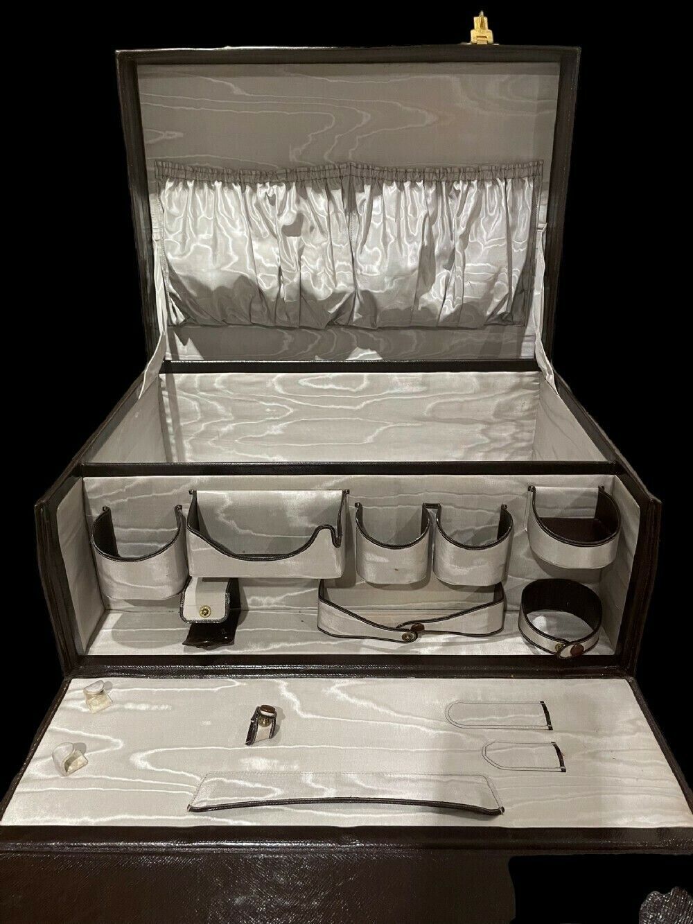 photo vintage A Superb Quality Mappin & Webb Art Deco Vanity Case And Contents, 1933.