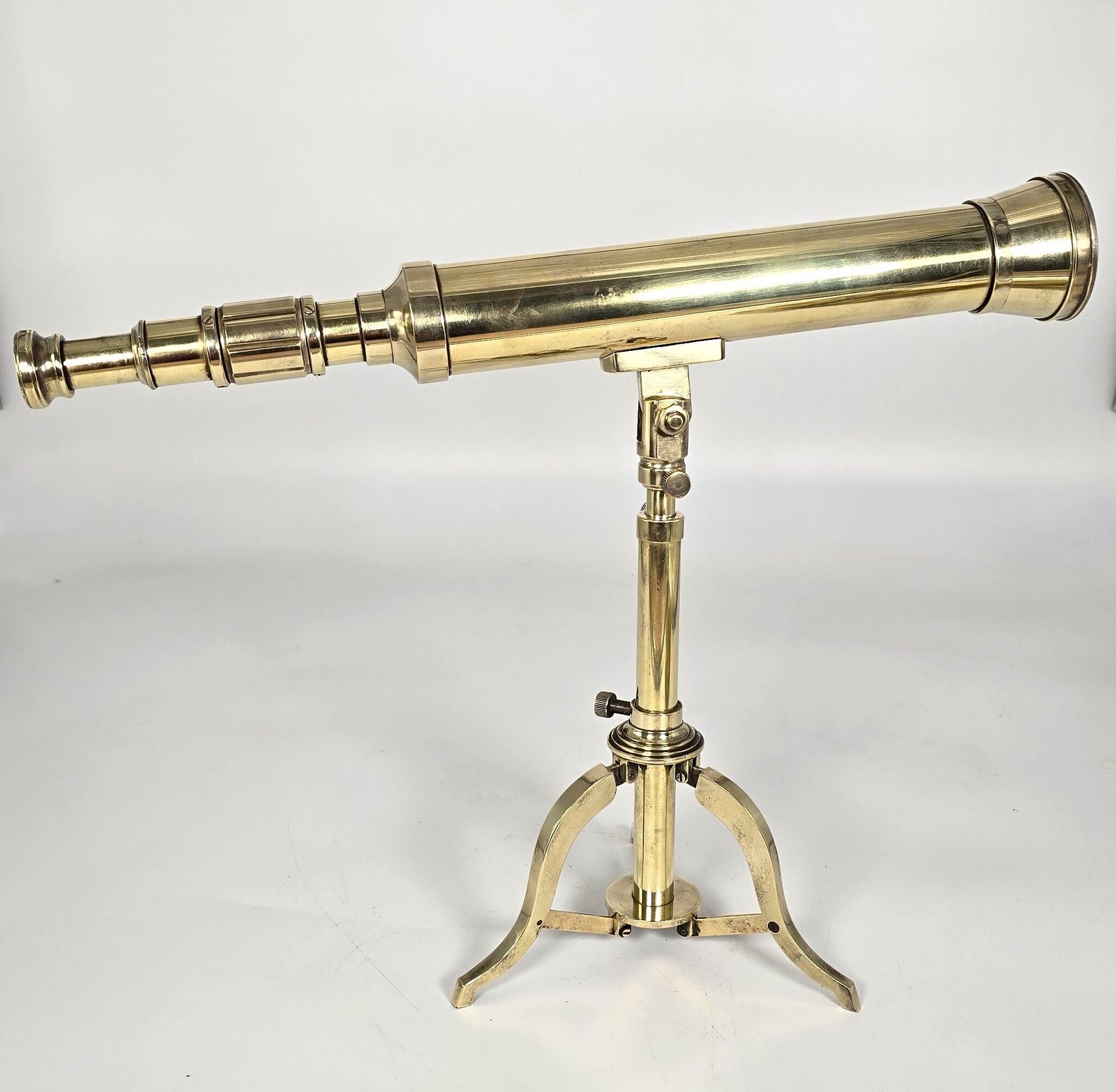 photo vintage A Small Mid 19th Century Brass Telescope With An Original Folding Brass Tripod Stand.